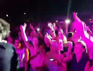 Ermal Meta a Pescara canta "Rien ne va plus" in mezzo al pubblico