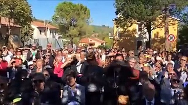 Carlo Conti e Gabriele Cirilli all'inaugurazione della scuola di Tossicia