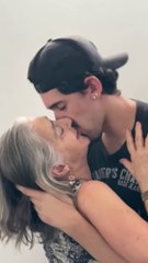 Ela train o marido trbalhador com o vizinho