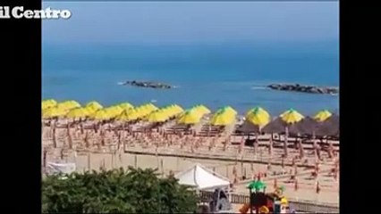 Macchie e schiuma nel mare della riviera nord