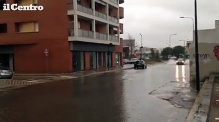 Pescara, pioggia incessante e strade allagate