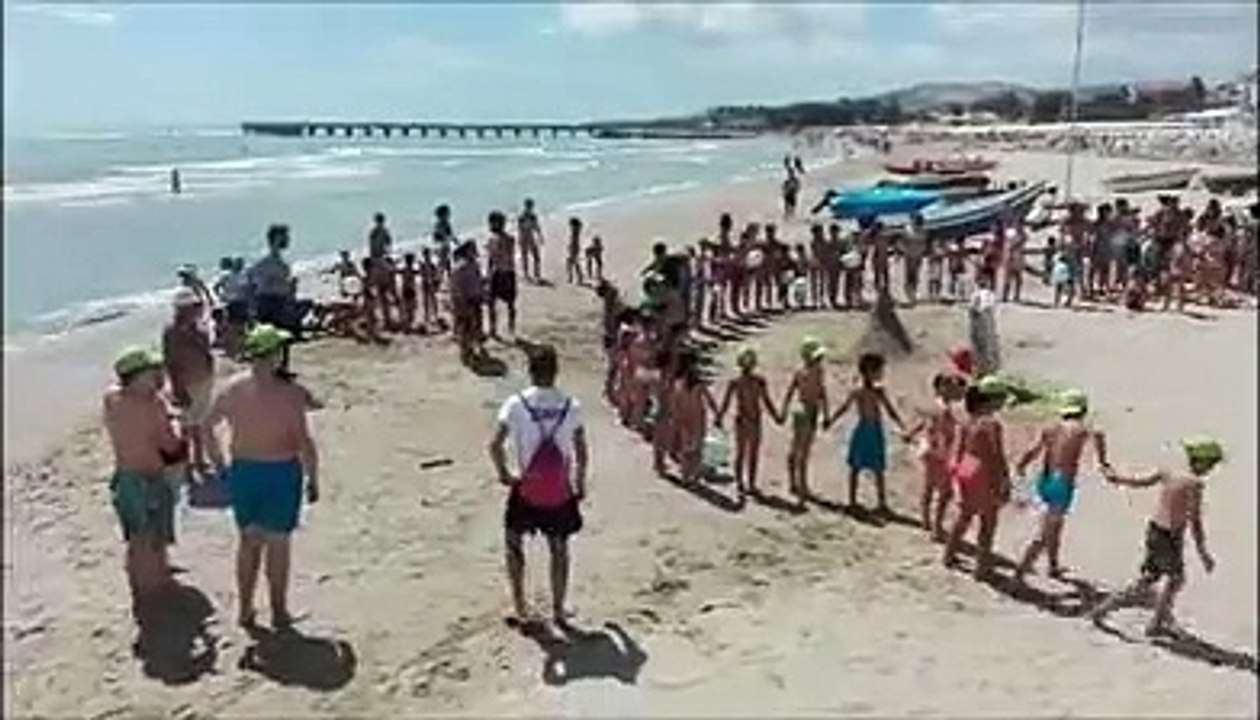 Roseto, il girotondo dei bambini per l'acqua del Gran Sasso