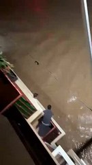 Arrastada pela água em Valência conta como se salvou: "Uma mão apareceu"