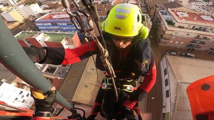 Rescate en helicóptero de dos ancianos atrapados por la DANA