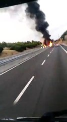 Camion in fiamme sull'A14, il video di un automobilista