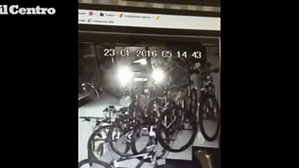 Chieti, sfondano la vetrata e rubano le biciclette