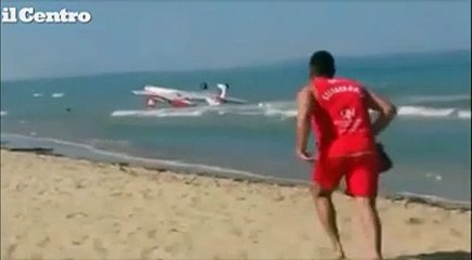 Tortoreto, l'ammaraggio di uno dei due aerei dopo lo schianto