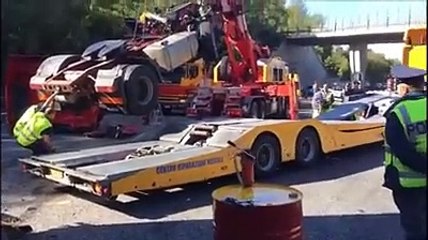 Carsoli, schianto tra camion sull'A24: il recupero di una motrice