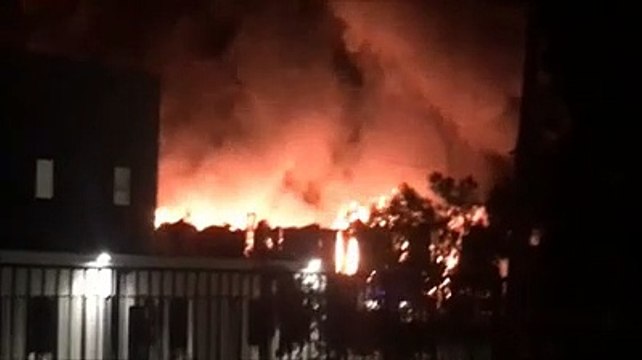 Incendio nella notte devasta fabbrica a Teramo