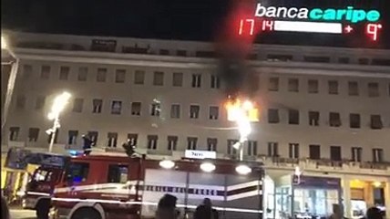 Pescara, centro cittadino in subbuglio per l'incendio in un appartamento