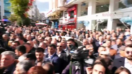 Esenyurt Belediyesi bariyerlerle çevrildi, CHP otobüsü polis ablukasında