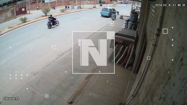 Imágenes fuertes: Motociclista atropelló a un niño que intentaba cruzar una avenida en Cochabamba