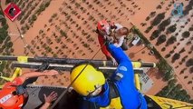 Los bomberos de Alicante rescatan a una madre y su bebé en una vivienda aislada en Valencia