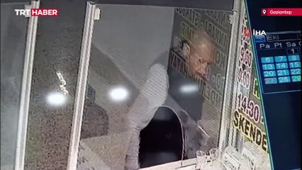 Otogardaki işyerinden sadaka kutusunun çalınma anı kamerada