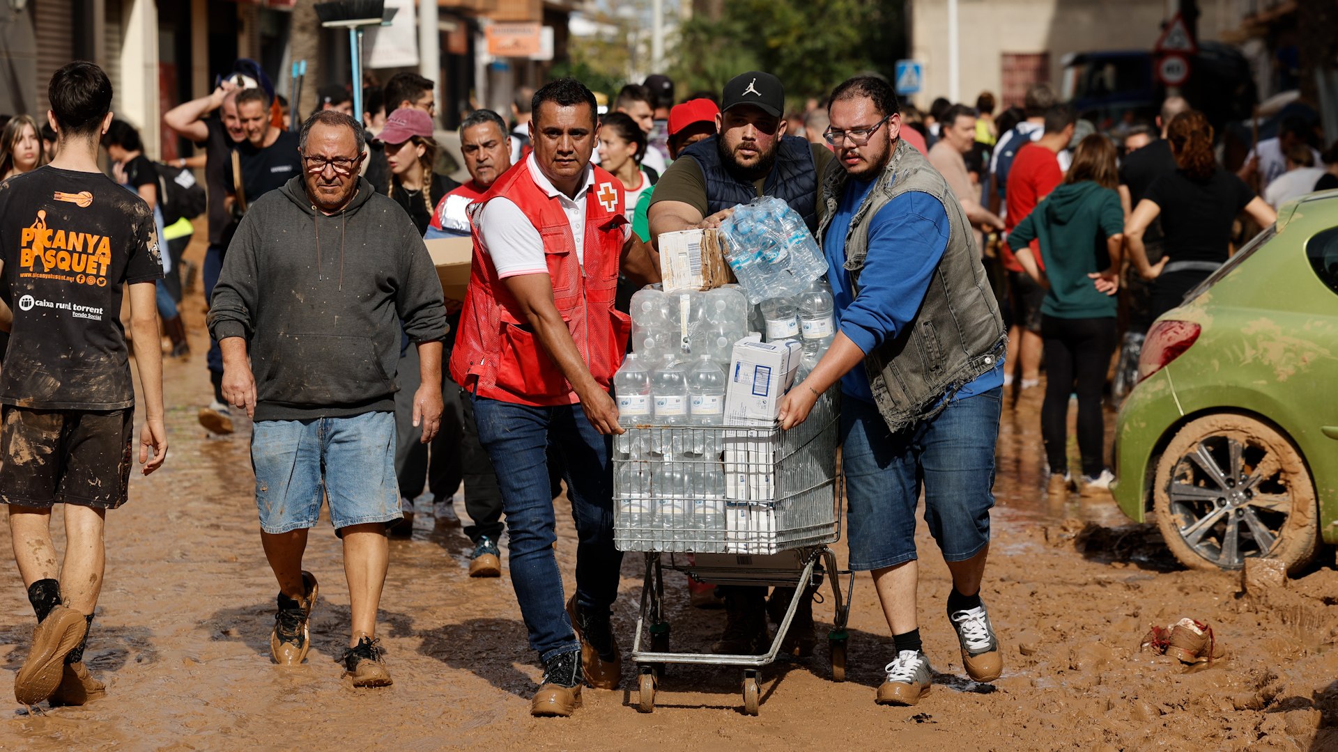 Oleada de solidaridad: cientos de vecinos recorren el puente que comunica con La Torre para ayudar