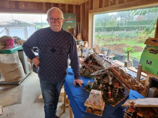 Il crée des crèches de Noël en bois depuis plus de 60 ans
