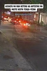 Criminosos usam 'cavalinho de pau' para roubar carro em Jacarepaguá