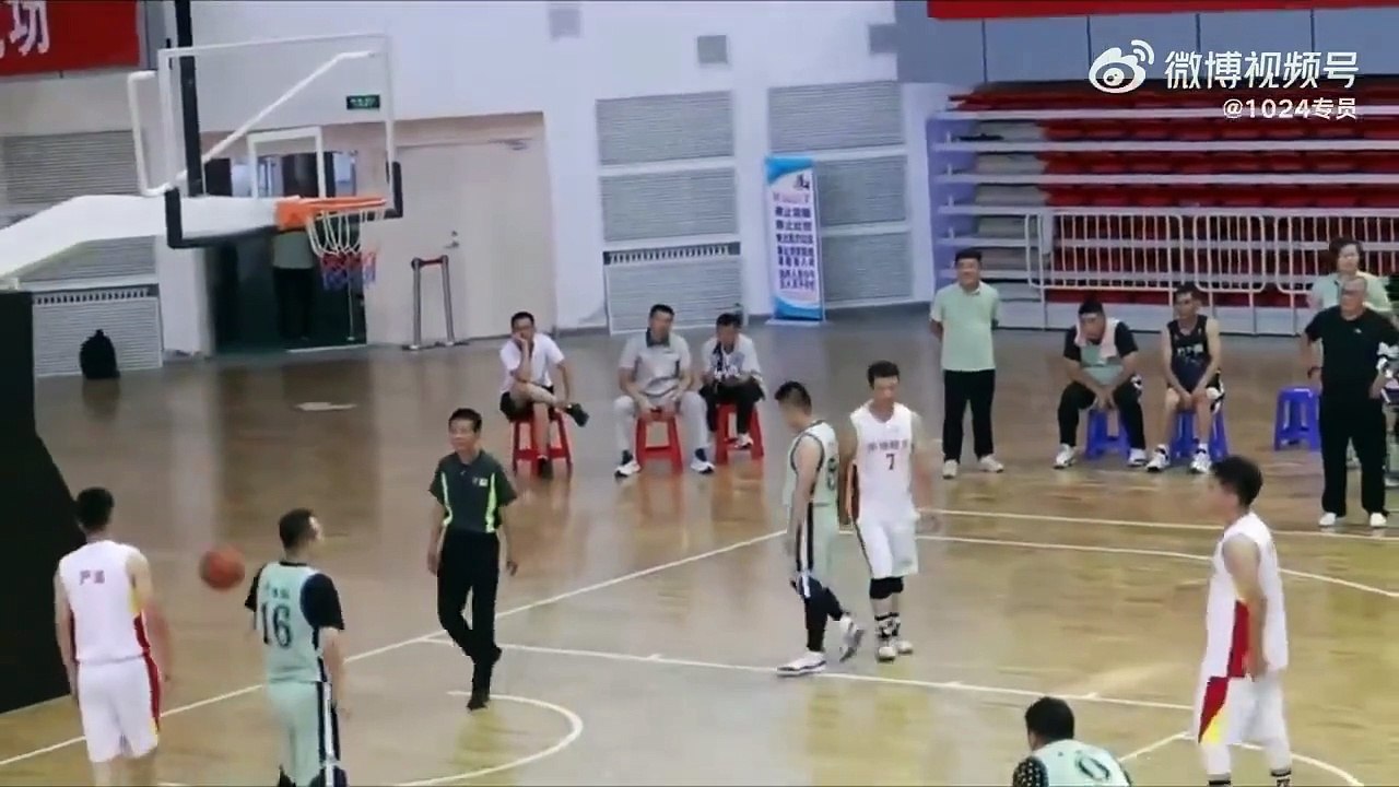 Un joueur de basketball débutant... oups