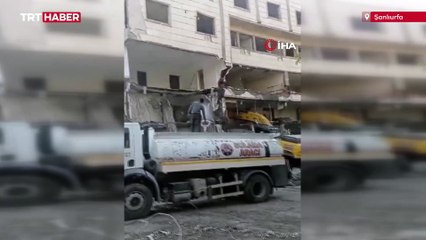 Şanlıurfa'da hasarlı bina iş makinesinin üzerine çöktü