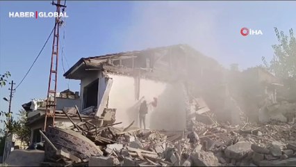 Bayrak hassasiyeti yıkımı durdurdu