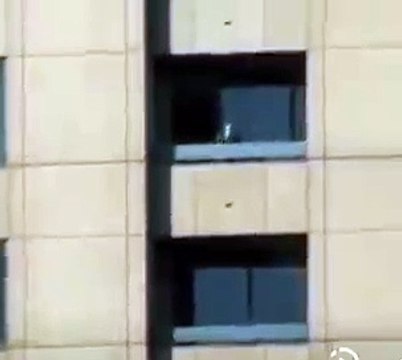 Video: ¡Disparó varias veces! Un hombre causó pánico desde un rascacielos lujoso
