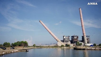 Piombino, abbattute le due ciminiere di un'ex centrale Enel