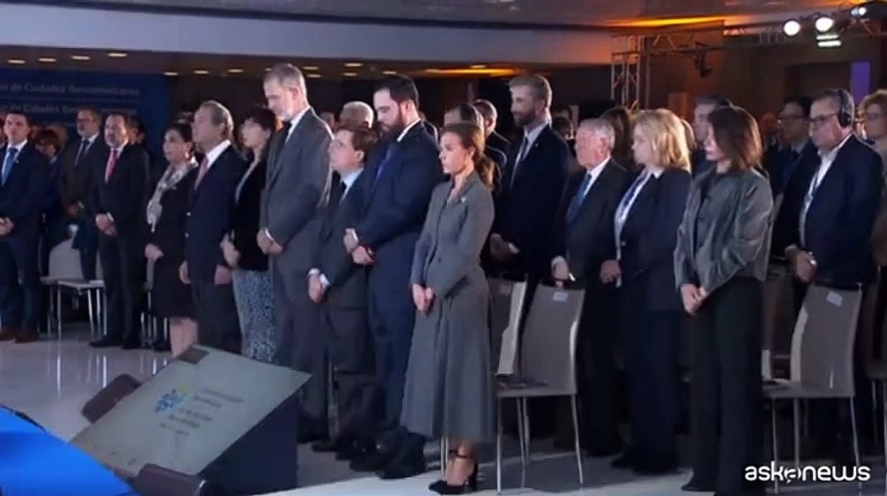 Inondazioni a Valencia, re Felipe VI osserva un minuto di silenzio