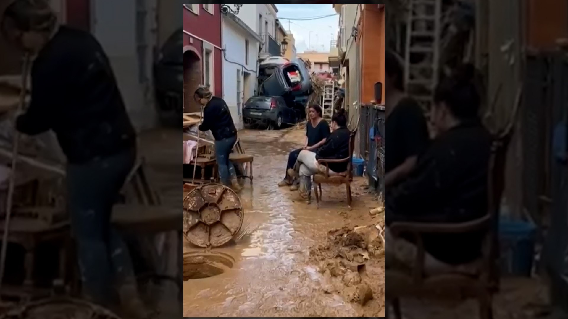 Ana Mara Ortiz, redactora de El Mundo, en Paiporta: "Hay gente esperando delante de las casa a que vengan a recoger a sus familiares fallecidos"