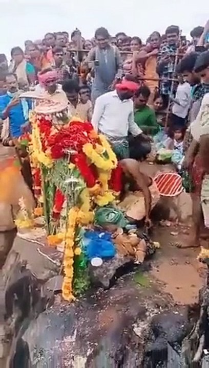 Video: ¡Sé que puedo volar! Sacerdote hindú dijo que podía volar y cayó de una montaña