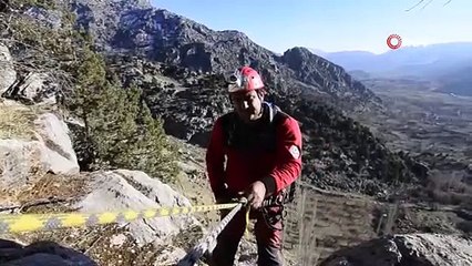 Mahsur kalan keçilerin imdadına dağcılar koştu