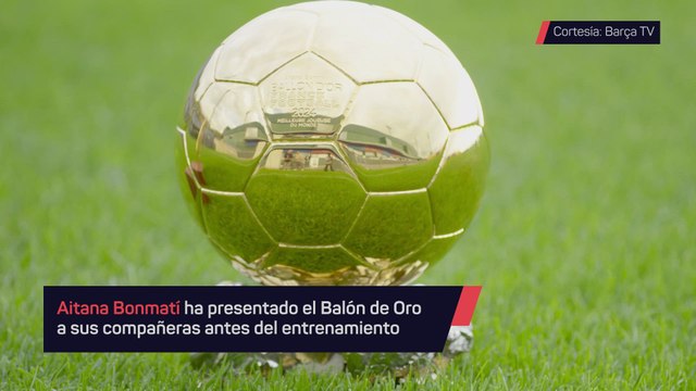 Aitana Bonmatí presenta el Balón de Oro a sus compañeras