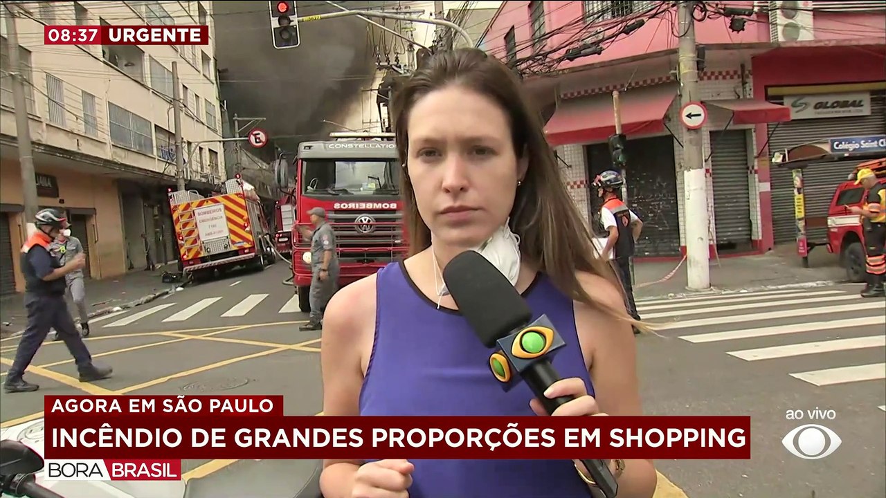 Fogo destrói teto do Shopping 25 no Brás; região é tomada por fumaça
