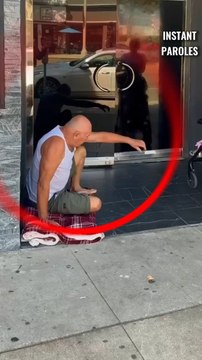 Cet homme sans-abri facilite l’entrée des clients dans le magasin puis reçoit un geste précieux