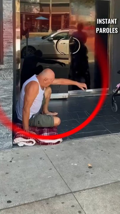 Cet homme sans-abri facilite l’entrée des clients dans le magasin puis reçoit un geste précieux