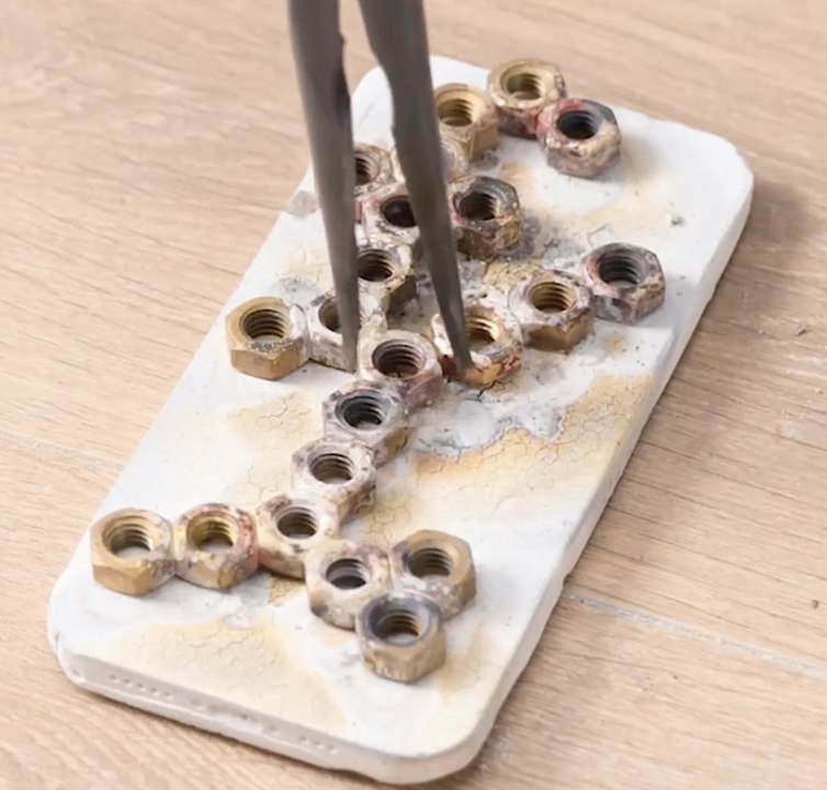 Bee-yond Imagination  Etui de téléphone unique en nid d'abeille fait à partir de rien !