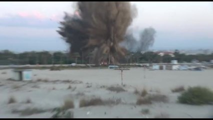 Il razzo israeliano centra in pieno la difesa civile libanese a Tiro