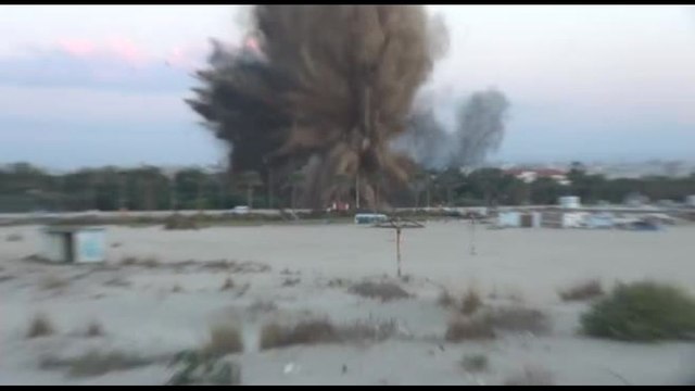 Il razzo israeliano centra in pieno la difesa civile libanese a Tiro