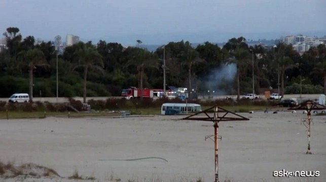 Il razzo israeliano centra in pieno la difesa civile libanese a Tiro