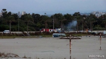 Il razzo israeliano centra in pieno la difesa civile libanese a Tiro