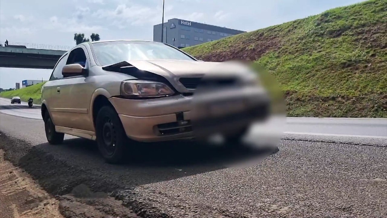 Astra colide contra carreta na BR-277, em Cascavel