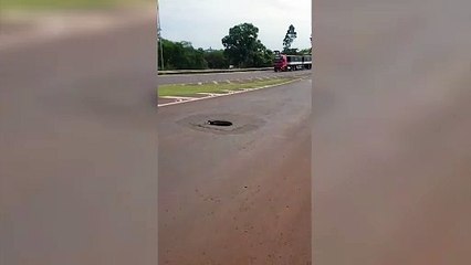 Bueiro sem tampa representa perigo na marginal da BR-277, em Cascavel