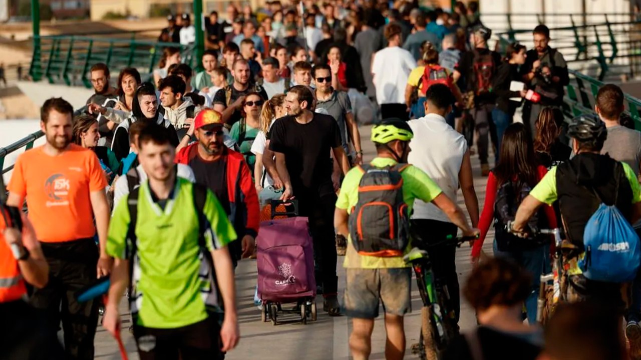 Cientos de personas llegan a pie de Valencia a La Torre con provisiones y herramientas para ayudar