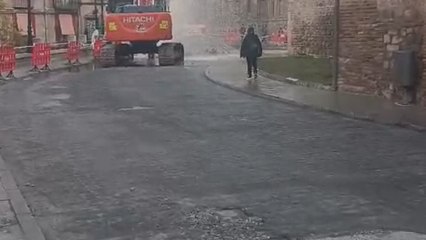 Las maquinas que reparan el firme del entorno de la toledana Puerta de Bisagra perforan una tubería de riego