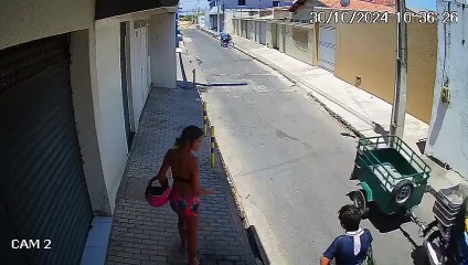 Mulher dá rasteira em idosa e tenta roubar bolsa em Iguatu, no Ceará