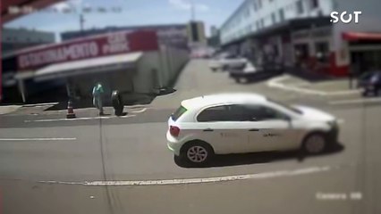 Menina de 11 anos é atropelada por automóvel no centro de Cascavel