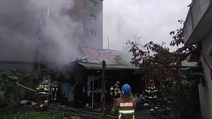 용인 단독주택 화재로 2명 경상...한때 대응 1단계 / YTN