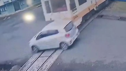 tn7-Video En menos de cinco horas, otro carro fue arrastrado por el tren-311024