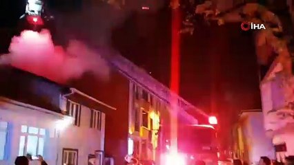 2 katlı ahşap bina alev alev yandı