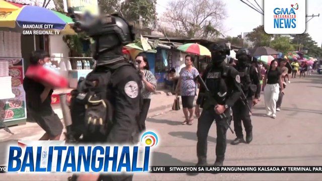 Ilang dadalaw sa puntod ng yumaong mahal sa buhay, kinakailangan maglakad matapos isara ang kalsadang papunta sa sementeryo | Balitanghali