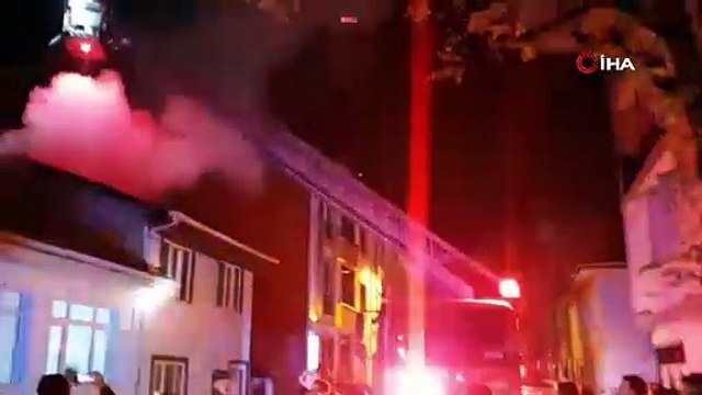 İnegöl’de 2 katlı ahşap bina alev alev yandı